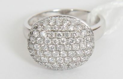 null BAGUE EN OR BLANC ET DIAMANTS

De forme Ovale, pavage de diamants ronds 1,28...