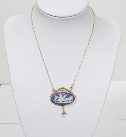 null Pendentif camée en Wedgwood

A fond bleu, représentant des Amours sur un char...