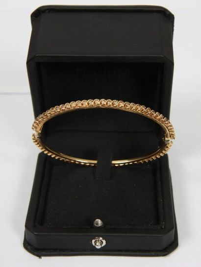 null Bracelet jonc rigide, articulé, en or jaune 18 K, entièrement serti de diamants...