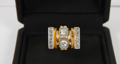 null Bague « retro » en or jaune 18 K et platine, centrée de deux diamants superposés...