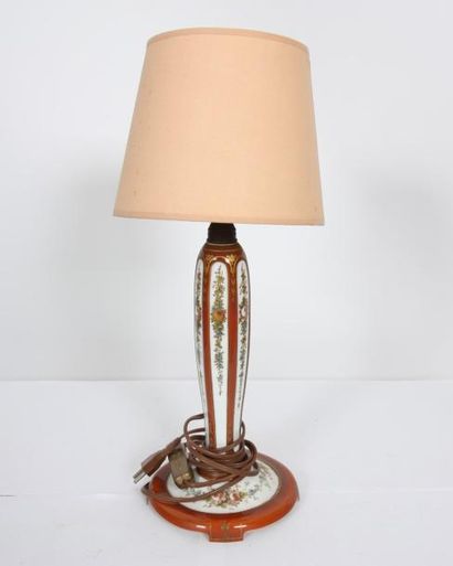 null LAMPE ART DECO /LAMP ART DECO A fut exagonal en porcelaine à fond orange, à...