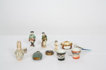 null LOT DE PETITS OBJETS DE VITRINE -Paire de sujets en porcelaine polychrome "couple...