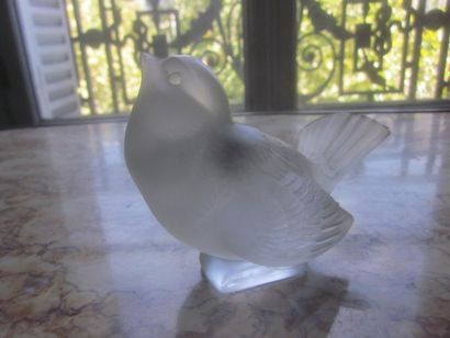 null SUJET EN CRISTAL "MOINEAU" SIGNE LALIQUE FRANCE Epoque XXème siècle H:9 x L:...