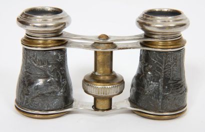 null UNE PAIRE DE JUMELLES DE THEATRE /A PAIR OF THEATRE BINOCULARS A décor en bas...