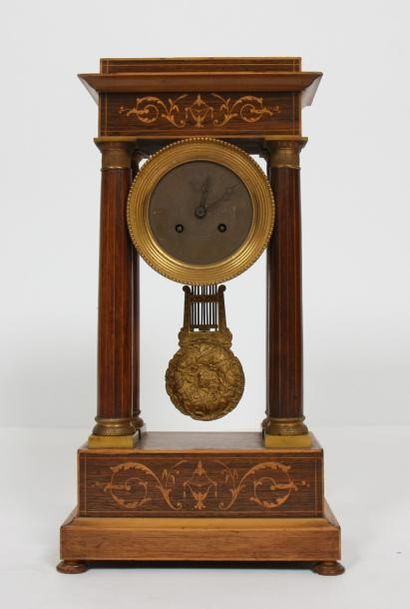 null PENDULE PORTIQUE CHARLES X /CLOCK CHARLES X Composée de quatre colonnes doriques...