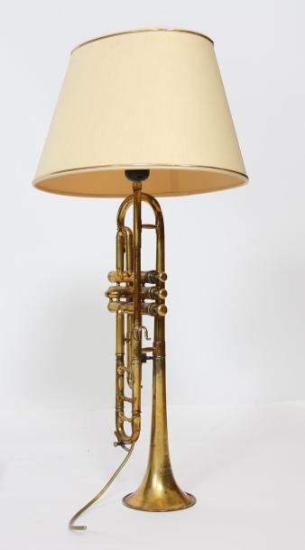 null LAMPE TROMPETTE /TRUMPET LAMP Trompette de marque "Harmonia A. Bethune 49, Rue...