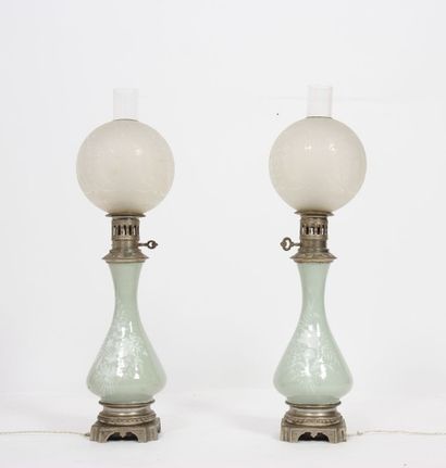 null JOLIE PAIRE DE LAMPES 

En porcelaine de couleur céladon et blanche, à décor...