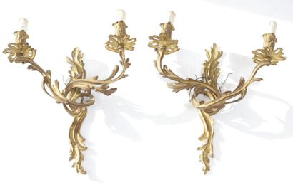 null PAIRE D'APPLIQUES DE STYLE ROCAILLE

En bronze doré, à deux bras de lumières

Epoque...