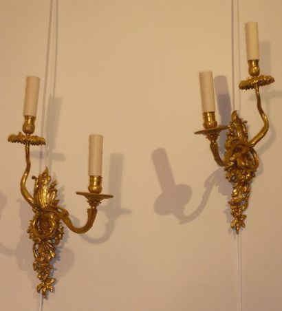 null PAIRE D'APPLIQUES

En bronze doré, à deux bras de lumières

Epoque XIXème siècle

48...