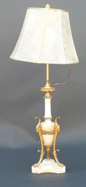 null LAMPE

En marbre blanc et bronze doré

Epoque Xxème siècle

83 x 18 cm