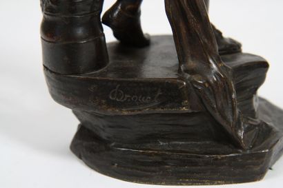 null PETIT BRONZE ART NOUVEAU "FEMME A LA LYRE"

Bronze à patine brune signé "E....