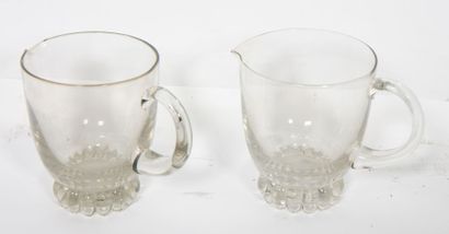 null PAIRE DE PICHETS EN VERRE

 A piètement godronné Epoque XXème siècle

 H : 15...