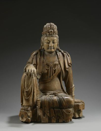 null Le Boddhisattva Kwan yin assis en délassement, posture dite lalitasana vêtu...