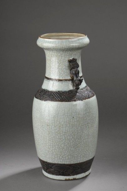 null Vase balustre en porcelaine à couverte monochrome gris craquelé serti à la base...