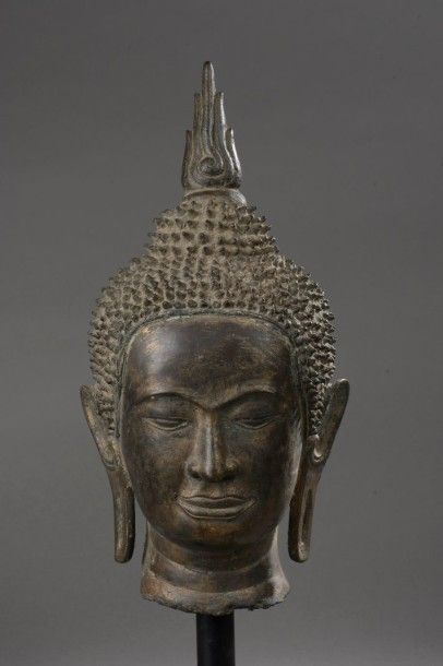 null Tête de Buddha coiffée de fines bouclettes hérissées surmontée de la protubérance...