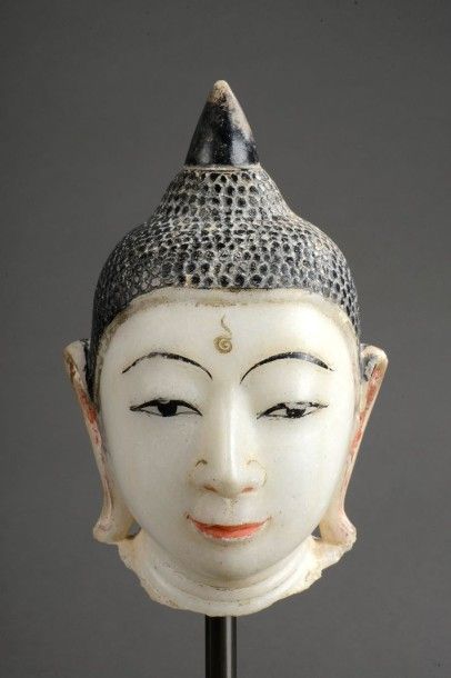null Tête de Buddha marqué de l'urna au milieu du front à la coiffure bouclée sommée...