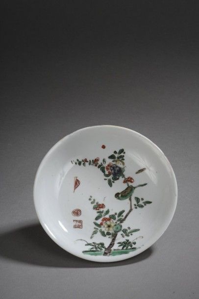 null Coupelle en porcelaine famille rose illustrée d'un oiseau branché. 

Chine....