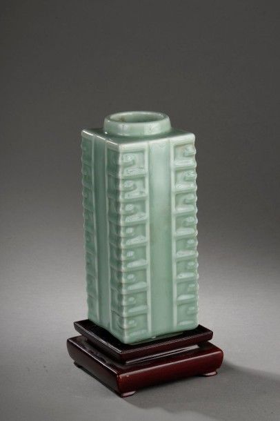 null Vase de forme Zhong en porcelaine à glaçure monochrome céladon .Chine Dynastie...