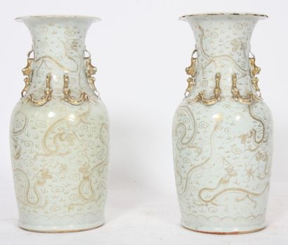 null RARE PAIRE DE VASES PORCELAINE BLANC ET OR CHINE

De forme balustre, à col évasé,...