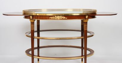 null RARE ET IMPORTANTE TABLE DE SALON LOUIS XVI ATTRIBUEE A KRIEGER 

En acajou...