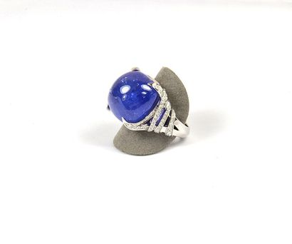 null Bague or blanc ornée d'une rare et importante tanzanite NATURELLE coussin cabochon...