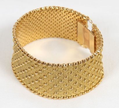 null Large bracelet en or jaune à maille polonaise bordée de torsades

pb : 140,48...