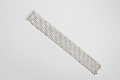null Bracelet ruban articulé en or gris à décor géométrique ajouré entièrement serti...