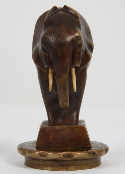 null MASCOTTE AUTOMOBILE "L'ELEPHANT CUBISTE"

En bronze à patiné brune , avec son...