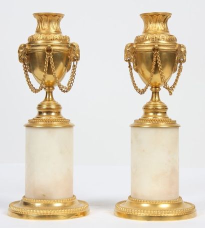 null PAIRE DE CASSOLLETTES STYLE LOUIS XVI 

En bronze doré, socle marbre blanc

Ep...