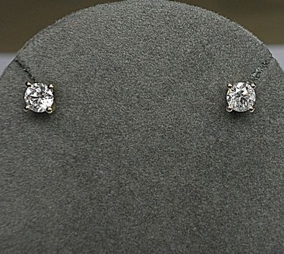 null Paire de BO or jaune 4 griffes serties par 2 diamants ronds taille brillant...
