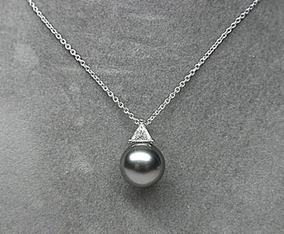 null Pendentif or blanc soutenant une perle de Tahiti diamètre 11 mm, lustre et orient...