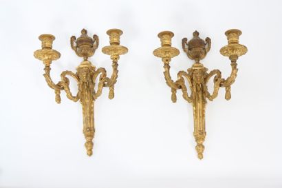 null PAIRE D’APPLIQUE LOUIS XVI

En bronze doré à deux bras de lumière et à décor...