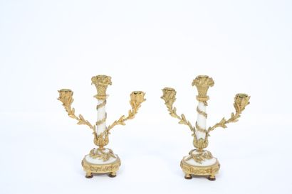 null PAIRE DE BOUGEOIRS

A 3 bras de lumières en marbre blanc et bronze doré décoré...