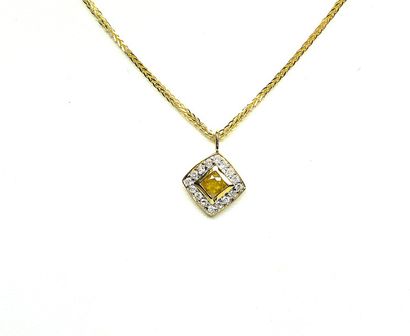 null D' une collection privée, ce pendentif or jaune centré d'un diamant carré facetté...