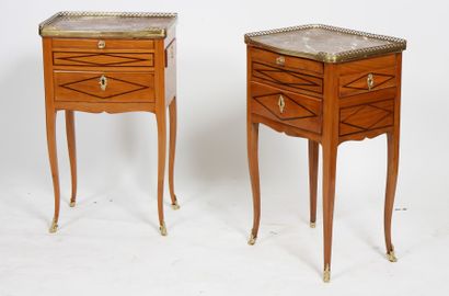 null ENSEMBLE DE DEUX TABLES DE SALON LOUIS XV

En poirier, ouvrant par un tiroir...