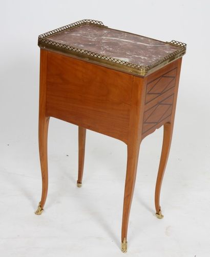 null ENSEMBLE DE DEUX TABLES DE SALON LOUIS XV

En poirier, ouvrant par un tiroir...