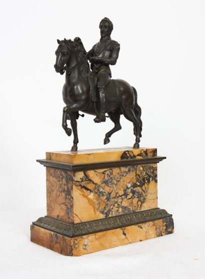 null HENRI IV SUR SON CHEVAL

Sculpture en bronze patiné représentant Henri IV en...