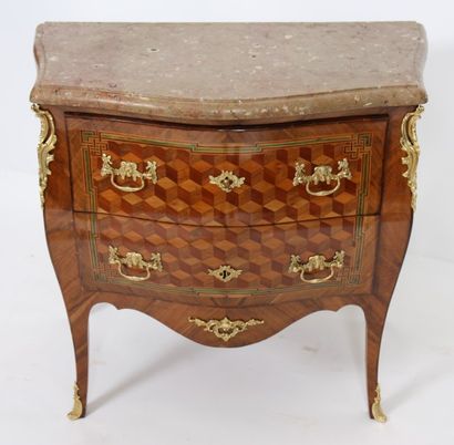 null PETITE COMMODE LOUIS XV D'ENTRE DEUX

Galbée toute face, ouvrant par deux tiroirs...