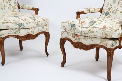 null IMPORTANTE PAIRE DE FAUTEUILS LOUIS XV

En bois, à dossier plat, accotoirs à...