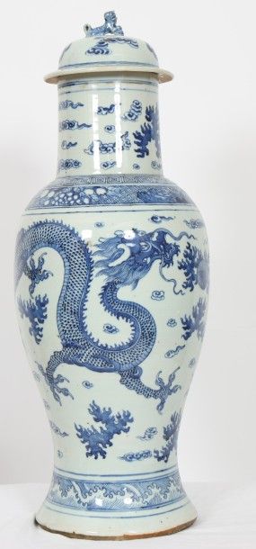 null VASE CHINOIS

A couvercle, en porcelaine à décor de dragons

H : 66 cm