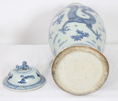 null VASE CHINOIS

A couvercle, en porcelaine à décor de dragons

H : 66 cm