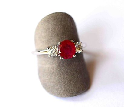 null Bague or blanc ornée d'un rubis ovale NATUREL BIRMAN pesant 1,15 c au rouge...