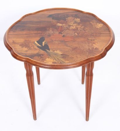 null TABLE BASSE DE GALLEE

En marqueterie avec un plateau cylindrique en bois préceiux...