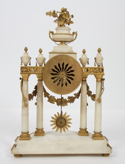 null PENDULE LOUIS XVI 

Pendule Portique à colonnes en marbre blanc et bronze doré....