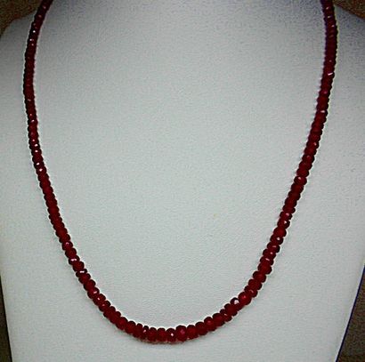 null Très beau et très rare, un collier chute en rubis pesant 65 c. env - fermoir...