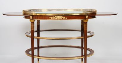 null RARE ET IMPORTANTE TABLE DE SALON DE STYLE LOUIS XVI ATTRIBUEE A KRIEGER 

En...