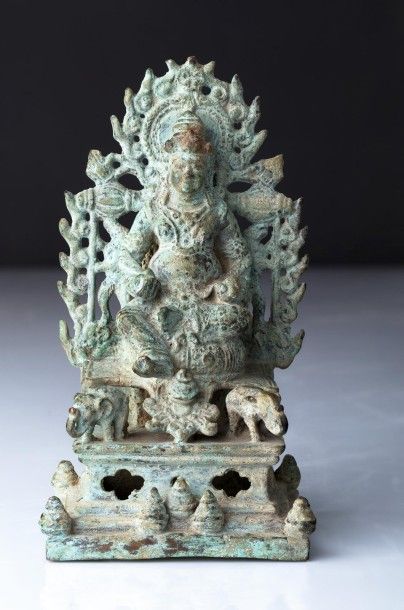null BOUDDHA JAVA XVII E SIECLE 

Bouddha sur son trône 

Bronze à patine verte de...