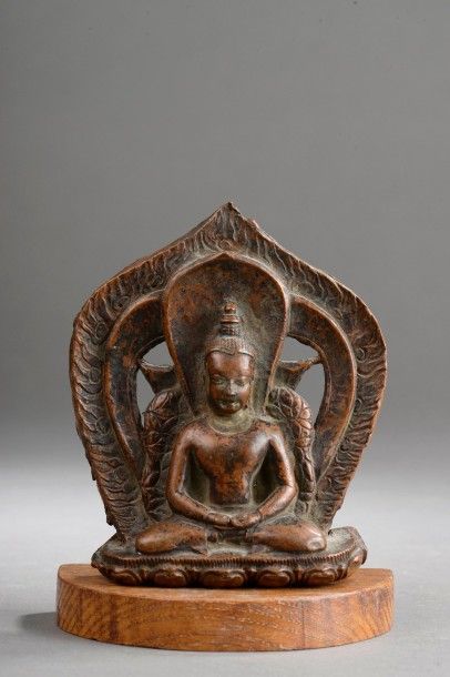 null Le Buddha Amitabha assis en dhyanasana les mains en dhyanamudra coiffé d'un...