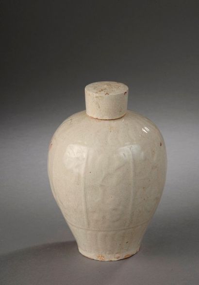 null Flacon Qinbaï couvert en grès porcelaineux moulé de godrons et motifs floraux...