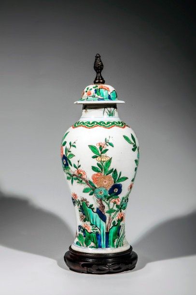 null Vase couvert en porcelaine de la famille verte décoré en émaux polychromes d'un...